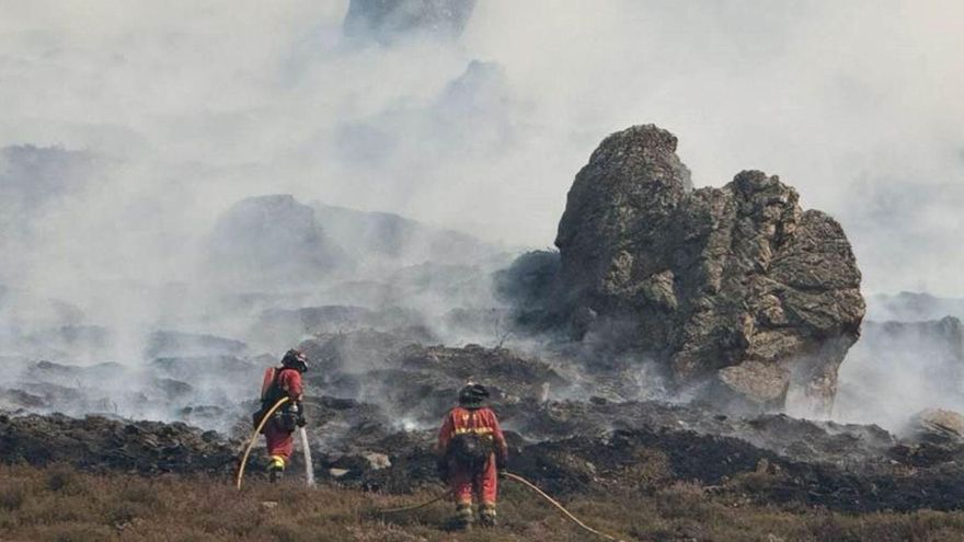 Los bomberos controlan los fuegos del Occidente tras una noche de angustia en Genestoso