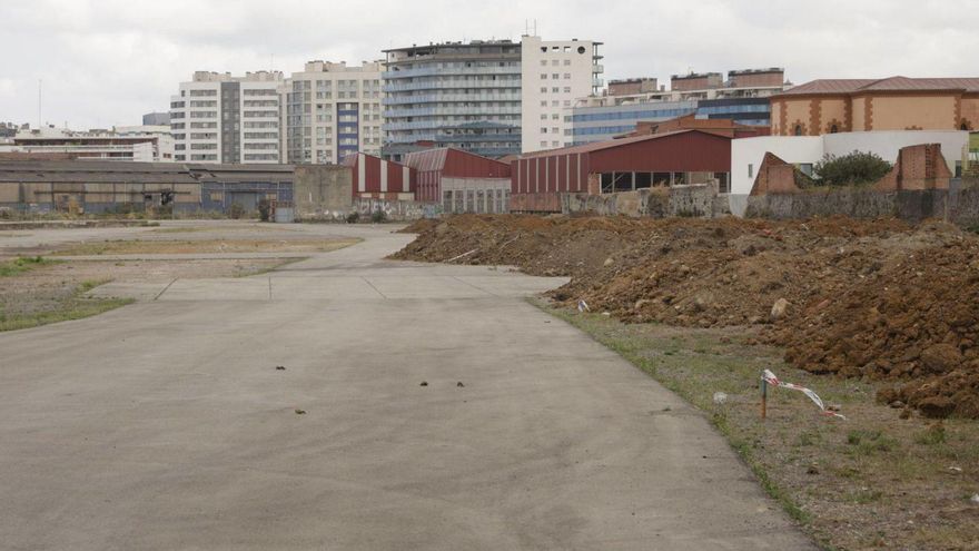 Naval Gijón comienza a dibujar su nuevo paseo tras culminar el traslado de tierras