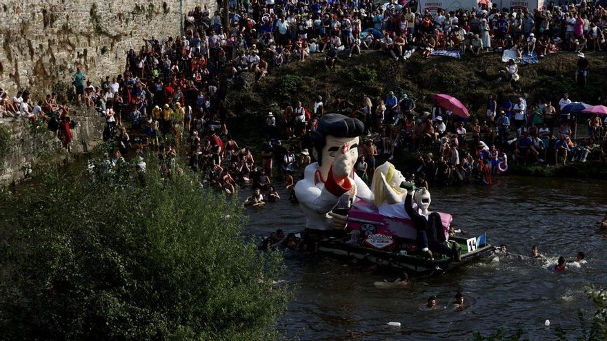 El Descenso Folklórico gusta entre los «novatos»: «Hemos de volver a la fiesta y participar con una peña»