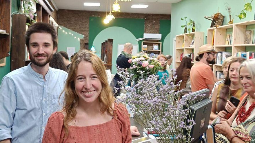 La nueva generación de libreros de Oviedo aprecia un resurgir literario en la ciudad: «Aún quedan idealistas»