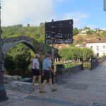 Vandalización de señales en Cangas de Onís