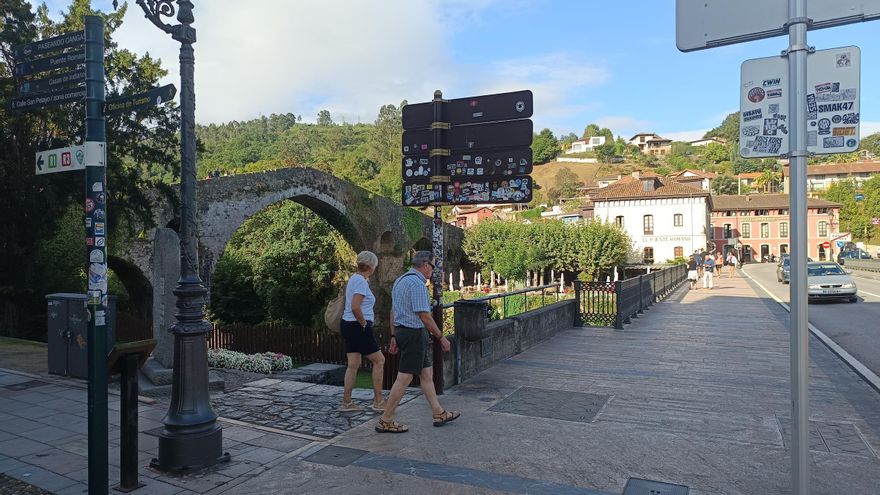 Vandalización de señales en Cangas de Onís