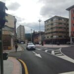 Los semáforos de una emblemática plaza de Langreo, en ámbar para chequear si son prescindibles: «Vamos a ver cómo funciona y si se puede mantener el tráfico así»