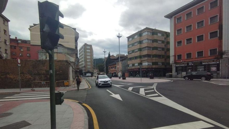 Los semáforos de una emblemática plaza de Langreo, en ámbar para chequear si son prescindibles: «Vamos a ver cómo funciona y si se puede mantener el tráfico así»