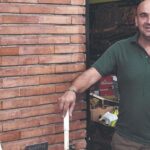 El tendero que no cambia su barrio de Oviedo «por nada del mundo»: «A la tienda viene gente que era de aquí y ahora vive en otros sitios»