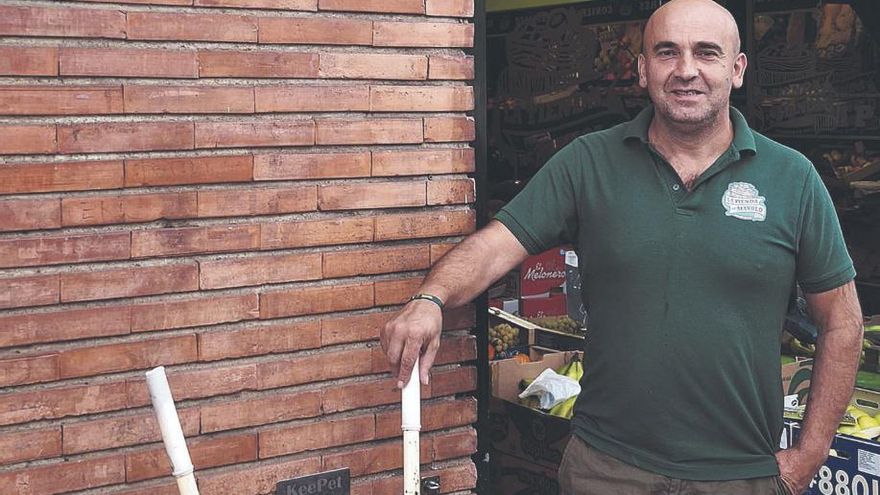 El tendero que no cambia su barrio de Oviedo «por nada del mundo»: «A la tienda viene gente que era de aquí y ahora vive en otros sitios»