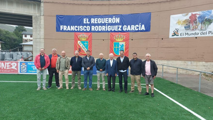 El empresario lácteo Francisco Rodríguez, emocionado al ver su nombre en el campo de fútbol de Cangas del Narcea: «¡Quién me lo iba a decir!»