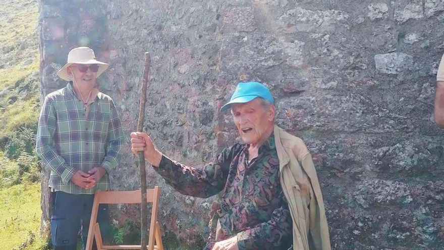 Quico Fernández, el peregrino de 95 años que sigue ascendiendo a pie a las capillas del Monsacro