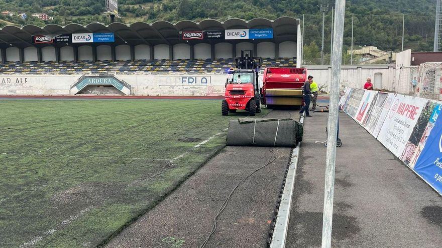 Comienzan las obras para sustituir el césped artificial del campo del Caudal: el equipo jugará en el Eliseo Gutiérrez mientras duren