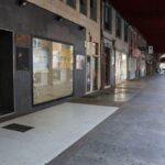 La acera de Marqués de San Esteban se renovará por otra «más limpia»