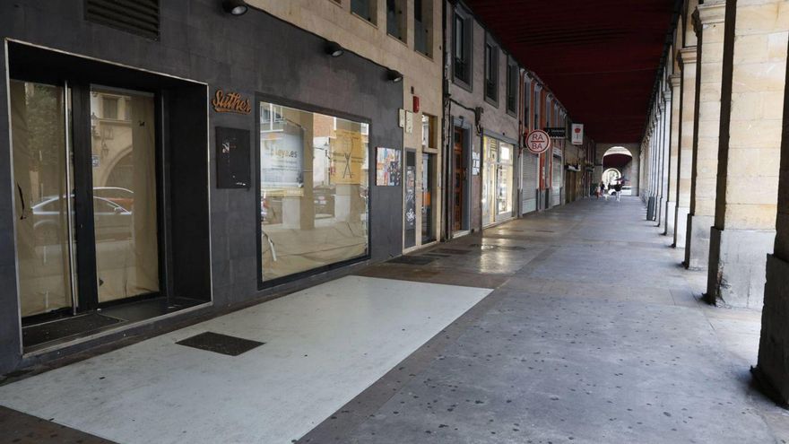 La acera de Marqués de San Esteban se renovará por otra «más limpia»