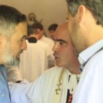 El aniversario de dos curas en Cabrales congrega a más de 300 personas en una misa que ni Santiago Abascal se perdió