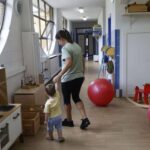 La falta de plazas y el retraso de las escuelinas tensiona a las familias de Avilés