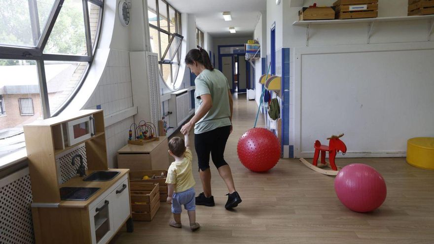 La falta de plazas y el retraso de las escuelinas tensiona a las familias de Avilés