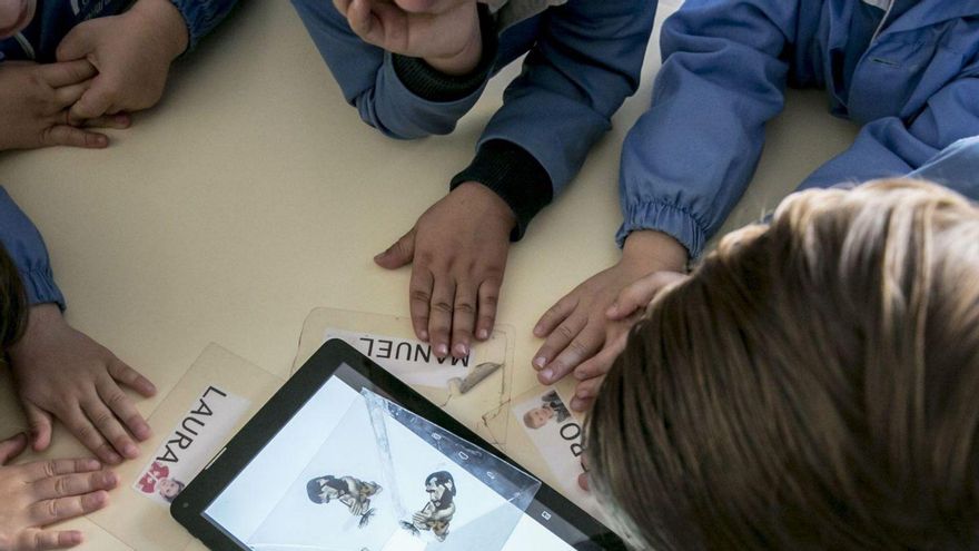 La vuelta al cole en Asturias: tabletas a raya y padres «en vilo» tras las huelgas que cerraron el pasado curso
