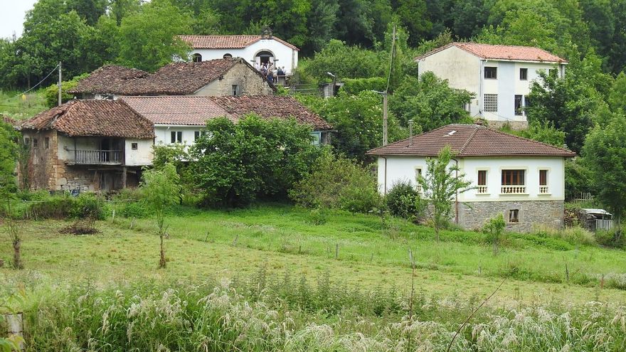 Una cámara graba al osos que merodea desde hace un año por las inmediaciones de Ondes en Belmonte de Miranda