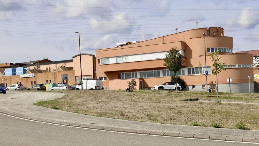 Adecuar la antigua sede de la Fundación Metal para convertirla en el centro municipal de Nuevo Roces costará más de medio millón
