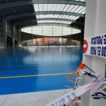El PSOE de Langreo pide «soluciones urgentes» al mal estado de la pista deportiva de Riaño