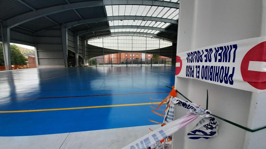 El PSOE de Langreo pide «soluciones urgentes» al mal estado de la pista deportiva de Riaño