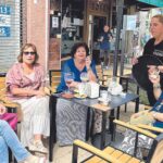 Los asturianos, indignados ante las multas a los padres de menores que fumen y el adiós al tabaco en las terrazas: «Vamos a acabar yendo a fumar al monte»