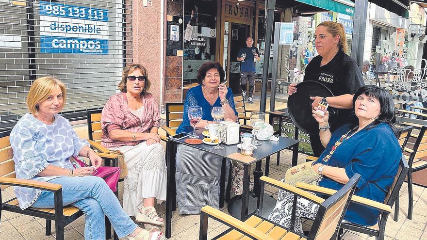 Los asturianos, indignados ante las multas a los padres de menores que fumen y el adiós al tabaco en las terrazas: «Vamos a acabar yendo a fumar al monte»