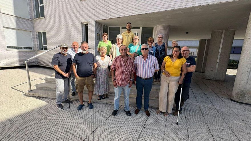 Los vecinos del barrio de El Pilar, en Lada, viven sobre una ciénaga