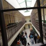 Detenido un funcionario de la cárcel de Asturias por acosar a activistas considerados ultras