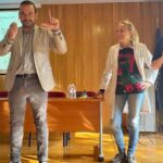 El cobalto y el manganeso ya tienen traducción al lenguaje de las personas sordas: la primera tabla periódica en lengua de signos del mundo (presentada en Mieres) lleva firma asturiana