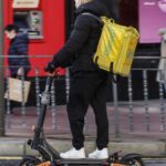Ojo si conduces un patinete eléctrico por Oviedo: necesitas casco y tener seguro