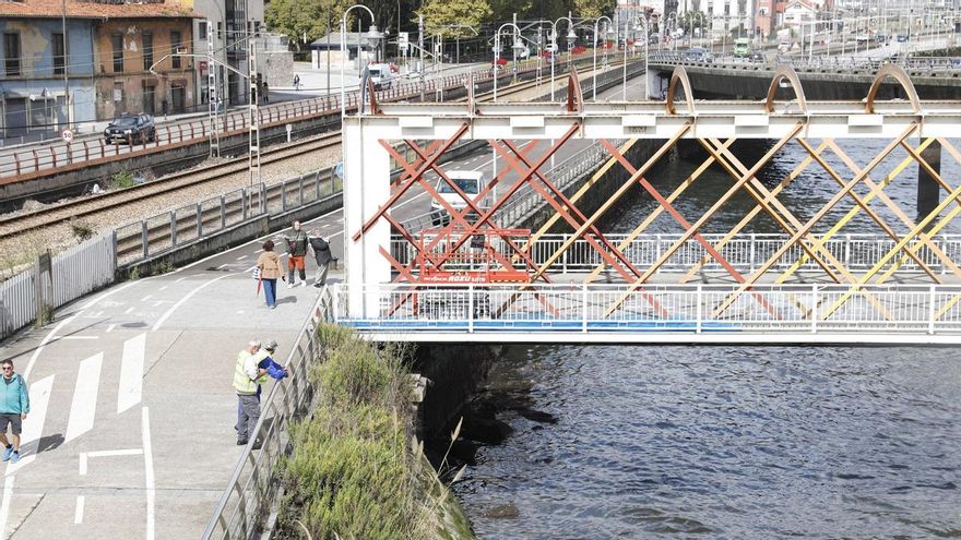 Los avilesinos celebran el inicio de las obras en uno de los puntos más emblemáticos de la ciudad: «Parecía un río»