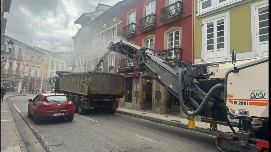 Las obras de mejora de la N-640 llegan al centro de Vegadeo y el consistorio pide «paciencia» a los vecinos