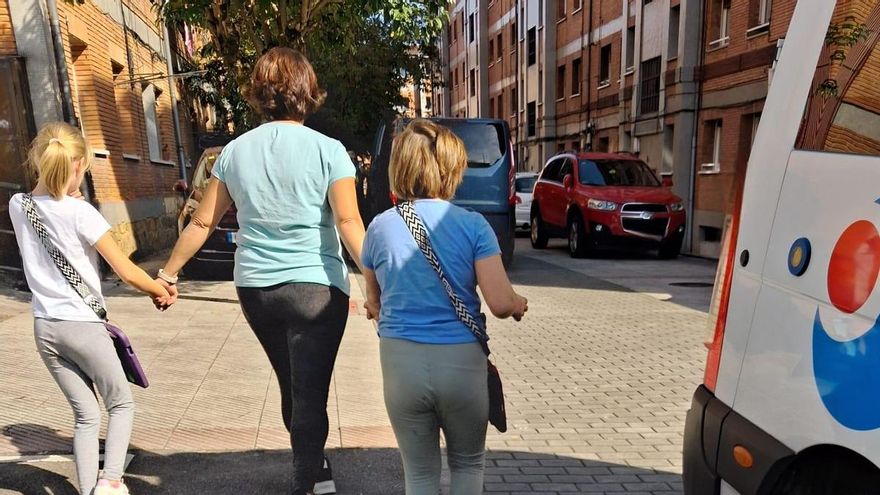 Niegan una parada de transporte escolar cerca de casa a dos niñas de Langreo con un 78% de discapacidad: «Vulneran nuestros derechos»