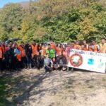 Plásticos de grandes dimensiones y 600 kilos de basura salen de un tramo del río Navelgas gracias a la iniciativa de los pescadores de Tineo