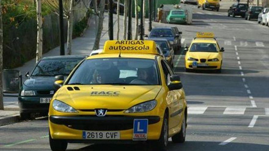 Las autoescuelas creen que conducir con 17 años bajo supervisión es una «herramienta eficaz» para reducir accidentes