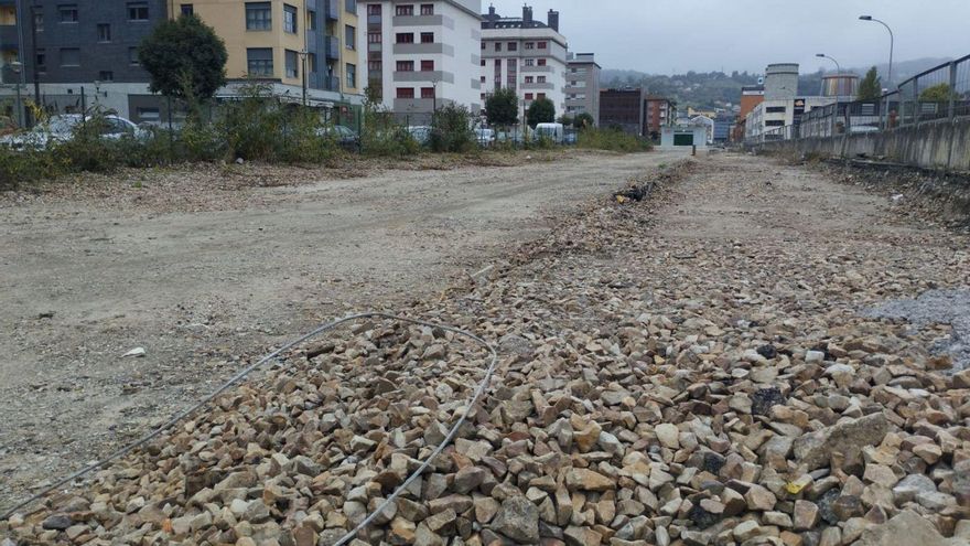 Los vecinos denuncian la «desidia» del Principado para culminar el plan de vías de Langreo: «Queremos que empiecen de una vez la urbanización»