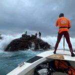 Así luchan los mariscadores de Luanco por cada kilo de percebe en el cabo Peñas