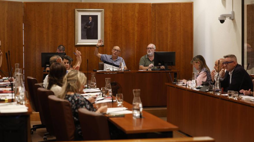 Podemos reclama una tasa turística en Avilés y PP y Vox rechazan la subida del agua y la basura