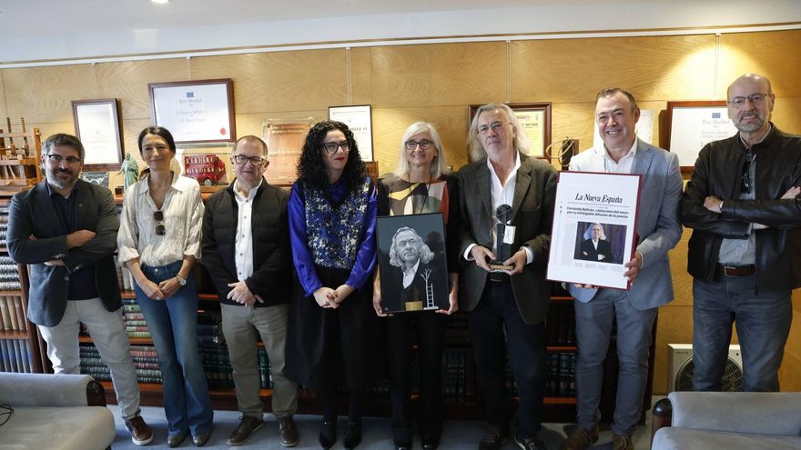 Fernando Beltrán recibe el «Asturiano del mes»: «Estoy en la poesía porque creo en su utilidad»