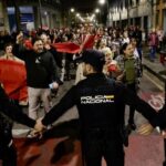 Los trapos rojos bajan a la calle: protesta contra el traslado del Albergue Covadonga al Hogar de San José