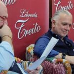 El paso (divertido y cercano) del escritor Juan Ramón Lucas por Cangas del Narcea