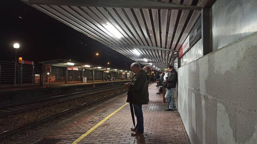 Hartazgo de los viajeros por el «abandono total» de las Cercanías en Mieres: «Coger el tren a tiempo no puede ser una lotería»