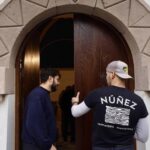 La puerta se abre en la capilla de San Esteban y ya luce el escudo del marquesado del Natahoyo