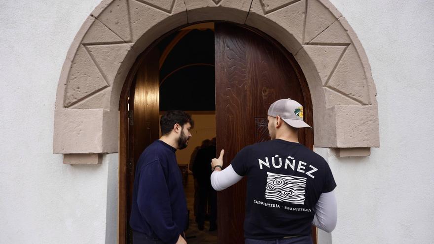 La puerta se abre en la capilla de San Esteban y ya luce el escudo del marquesado del Natahoyo
