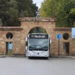 Los buses eléctricos no pueden entrar al Hospital Monte Naranco: la solución tiene que llegar antes de junio