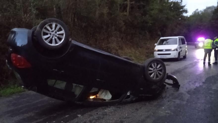 Un nuevo accidente con un coche volcado en La Plata enciende los ánimos de los vecinos: «Esto es un peligro»