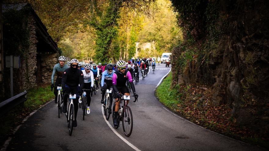 Más de un centenar de ciclistas conquistan El Acebo