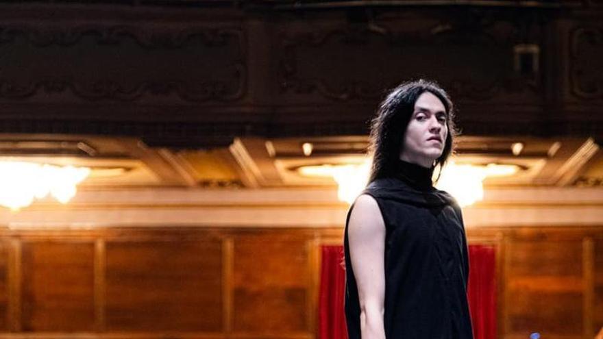 Eduardo Vallejo, el coreógrafo de la Cuenca Minera que empezó en las artes marciales: «Es un buen momento para que en Asturias abran los ojos y miren hacia los artistas que estamos fuera»