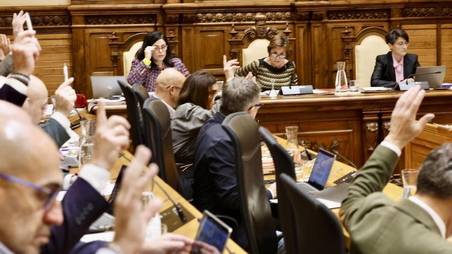 Tensa sesión plenaria en Gijón: Moriyón pide «calma» y achaca a Vox la bronca en El Natahoyo por el albergue