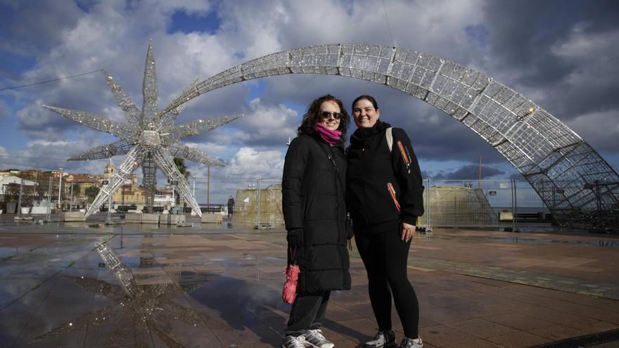 La Navidad ya se siente por las calles y plazas de Gijón: «La iluminación da vida y alegría»