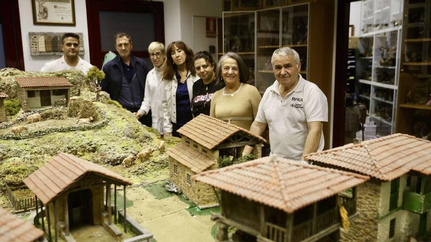 La estrella de Belén apunta al mar: la asociación belenista afina el nacimiento de Las Carolinas, junto a otros cuatro pesebres